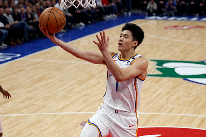 篮球比赛现场球员突破上篮，用于NBA赛事资讯配图