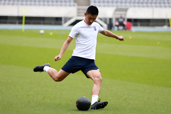 足球运动员在训练场进行体能和射门训练